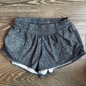 Lululemon Hotty Hot Low-Rise Lined Short 2.5" size 4, black w blue/white dots